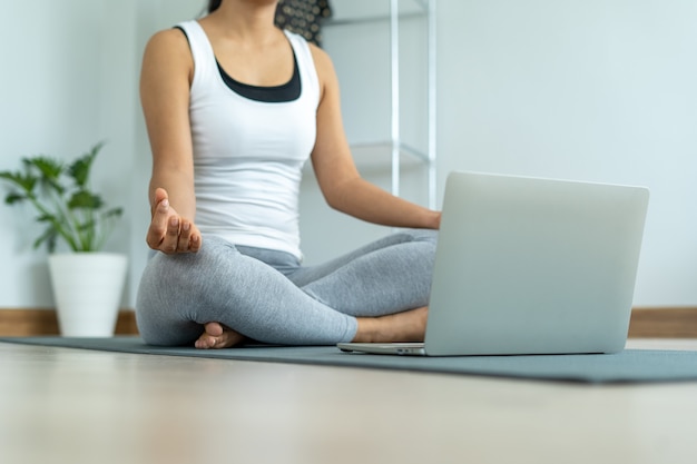 Frau, die Yoga zu Hause macht