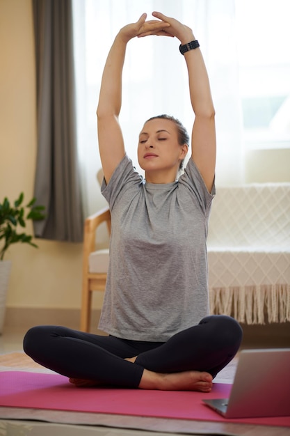 Frau, die Yoga zu Hause praktiziert