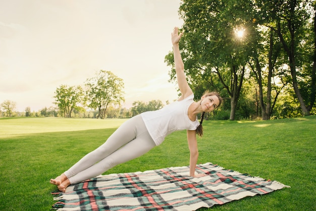 Frau, die Yogaübungen im Freien macht