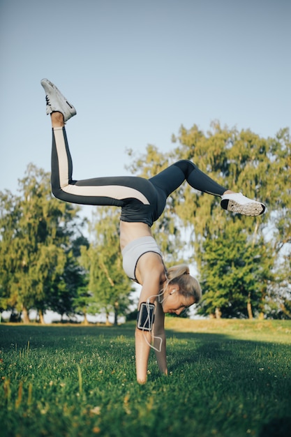 Frau, die Yogaübungen im Park macht