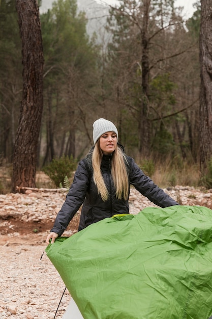 Frau, die Zelt für Camping vorbereitet