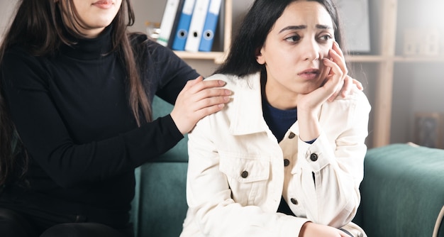 Frau, die zu einem traurigen depressiven Freund tröstet