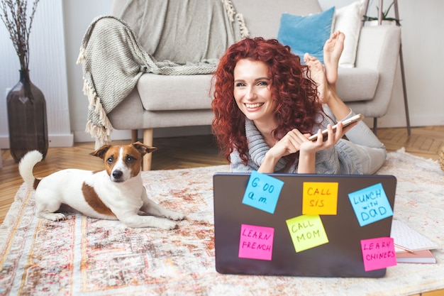 Frau, die zu Hause am Laptop arbeitet