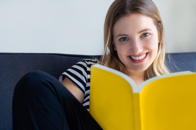 Frau, die zu Hause ein Buch liest