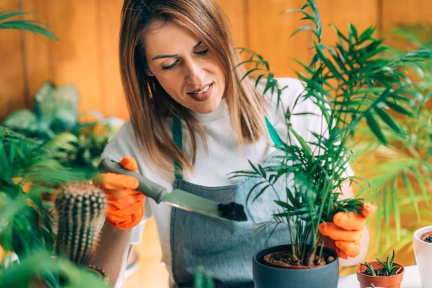 Frau, die zu Hause im Garten arbeitet