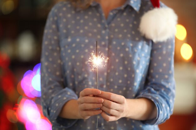 Frau, die zu Weihnachten schöne Wunderkerze hält