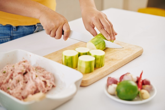 Frau, die Zuccini schneidet