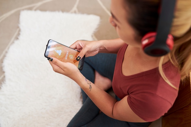 Frau, die zur Meditation zur Musik abnimmt