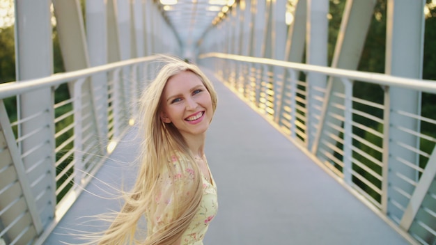 Frau, die zurück auf Brücke schaut.