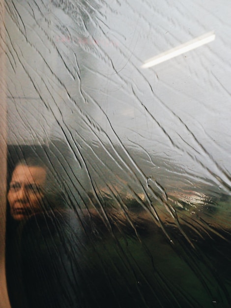 Frau durch das Fenster gesehen