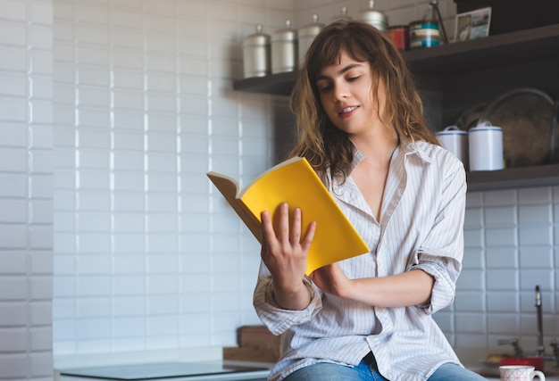 Frau, ein Buch zu lesen