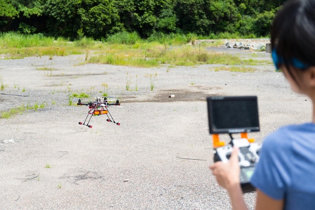 Foto frau entfernt die fliegende drohne