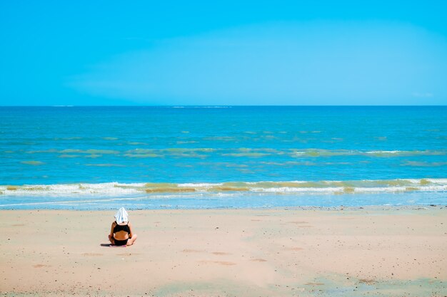 Foto frau entspannen am schönen strand