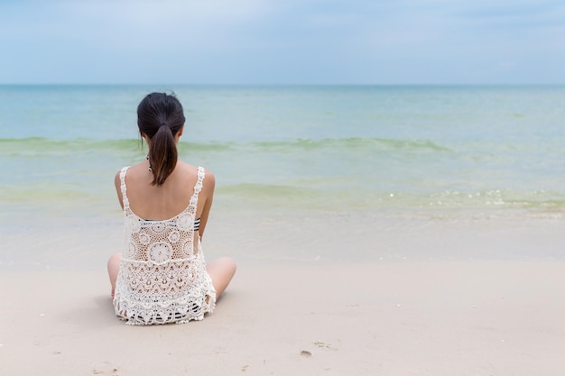 Frau entspannen am Strand