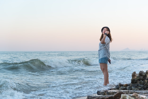 Frau entspannt sich am Meeresstrand