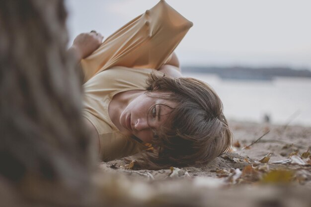 Foto frau entspannt sich am strand