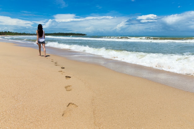 Foto frau entspannt sich am strand