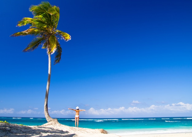 Frau entspannt sich am Strand