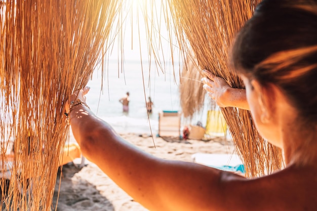 Frau entspannt sich im Urlaub in Kenia am Strand