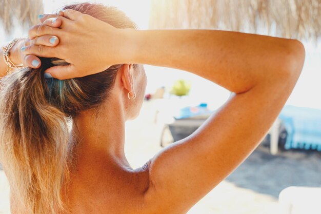 Frau entspannt sich im Urlaub in Kenia am Strand