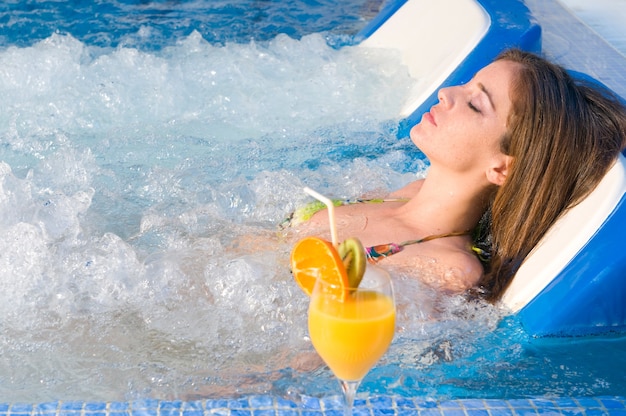 Frau entspannt sich in einem Wasserbett in einem Spa