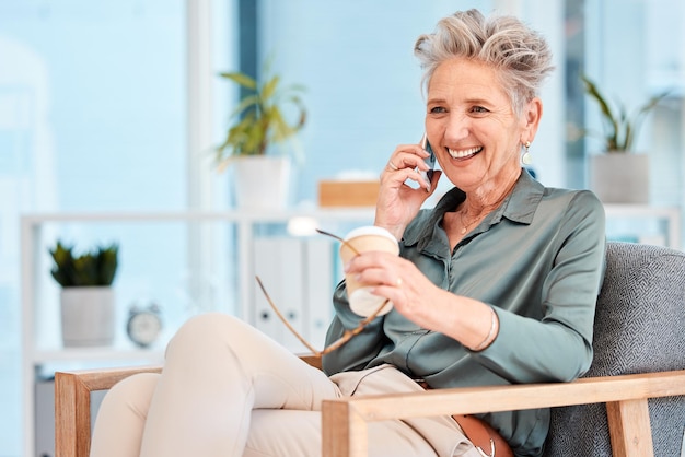 Frau entspannt sich oder Senior Manager bei einem Telefonanruf und spricht über Kommunikation oder Networking für ein Entwicklungsprojekt