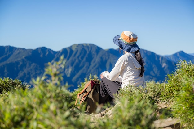 Frau entspannt sich während einer Bergwanderung