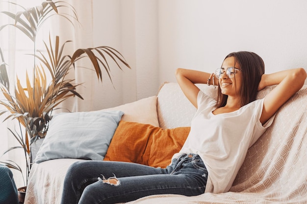 Foto frau entspannt sich zu hause auf dem sofa