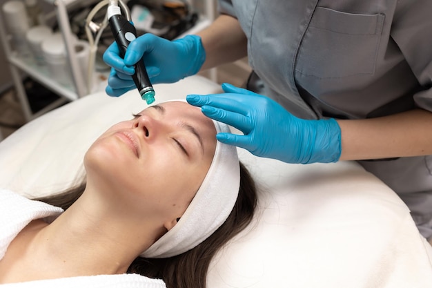 Foto frau erhält eine hydra-gesichtsbehandlung im schönheitssalon