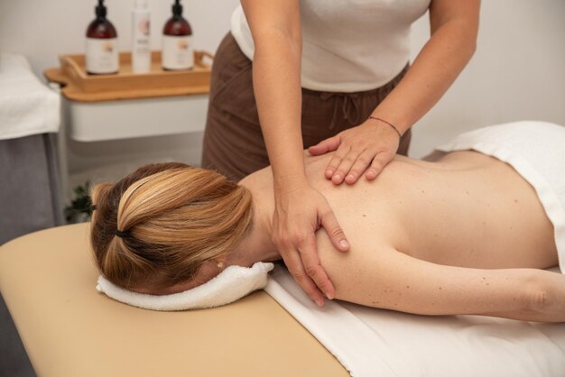 Foto frau erhält eine massage-sitzung