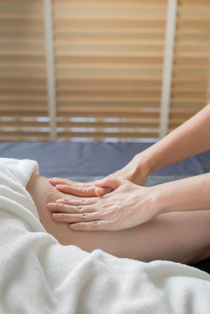 Frau erhält eine Massage