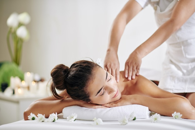 Frau erhält eine Rückenmassage