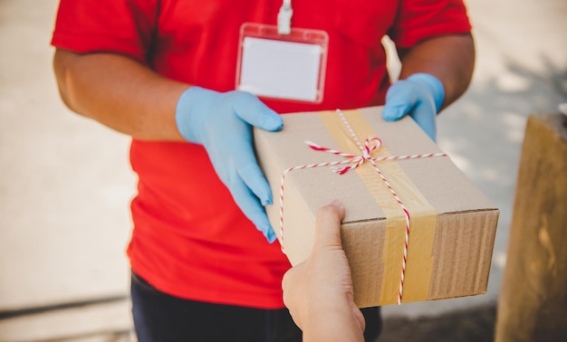 Frau erhält einen Paketkasten vom Zusteller.