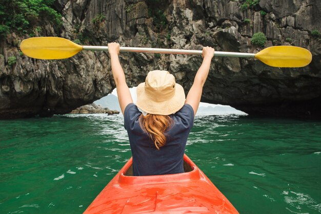 Frau erkunden Ha Long Bay mit dem Kajak