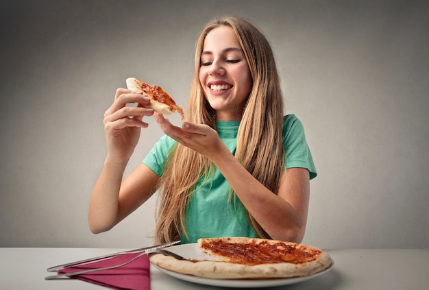Frau essen Pizza