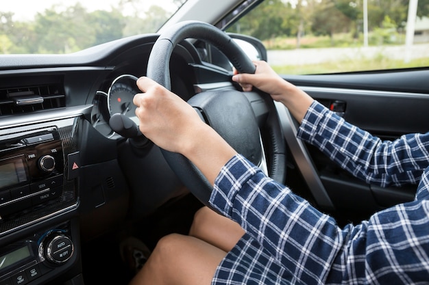 Frau fährt ein Auto