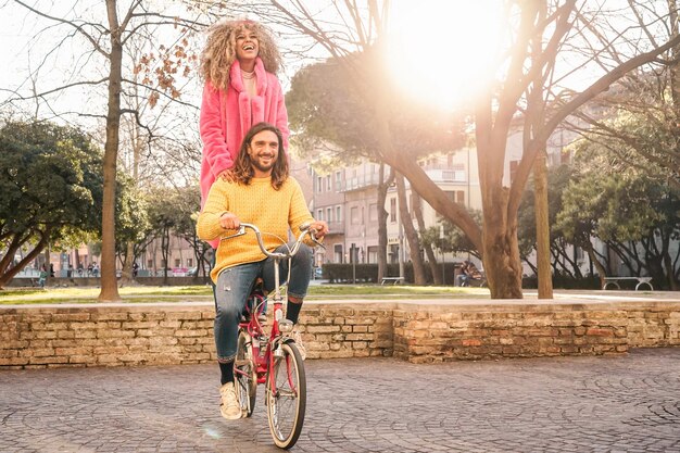 Foto frau fährt fahrrad