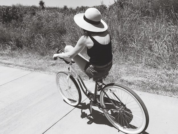 Foto frau fährt fahrrad