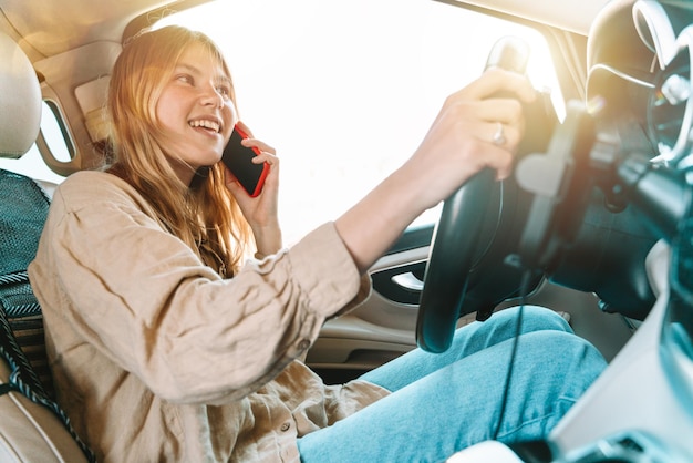 Frau fährt gefährlich mit Smartphone in der Hand