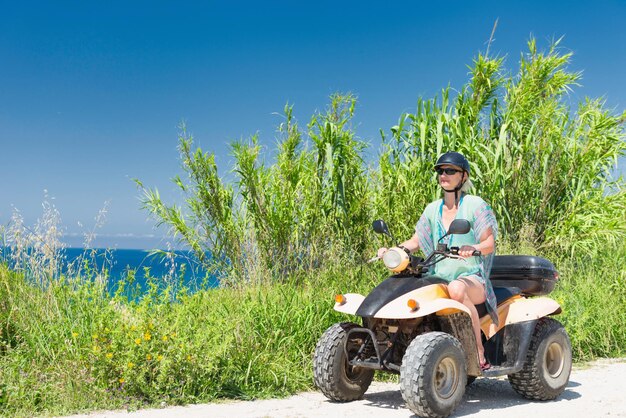 Frau fährt Quadbike