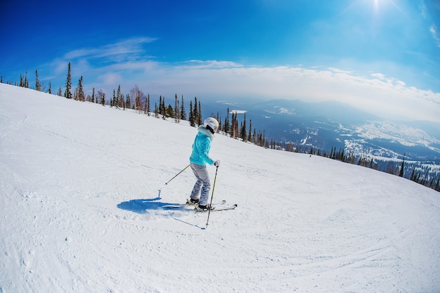 Frau fährt Ski in den Bergen Sheregesh.