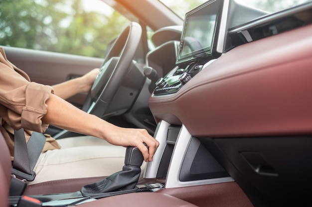 Foto frau fahrer schaltgetriebe ein auto gang hand steuern lenkrad während der fahrzeugbewegung reise und sicherheit transportkonzepte