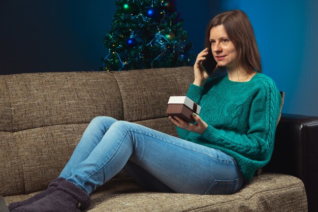 Frau feiert Heiligabend mit Verwandten per Telefon Pandemie Neujahrsglückwünsche