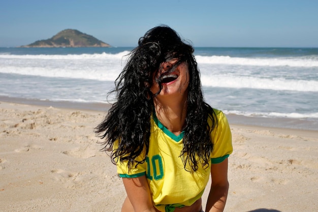 Frau feiert ziel im fußball brasilien