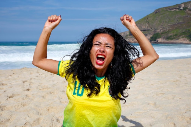 Frau feiert Ziel im Fußball Brasilien