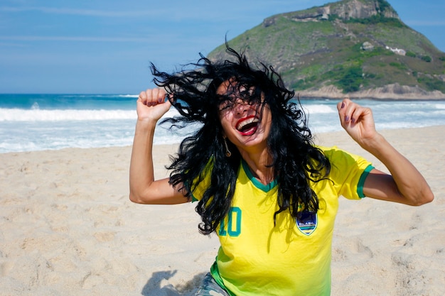 Frau feiert Ziel im Fußball Brasilien