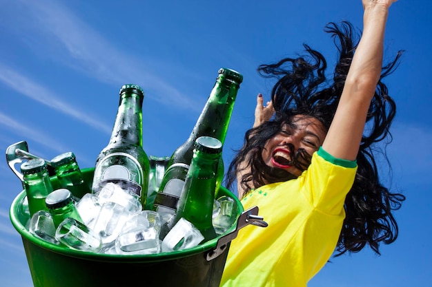 Frau feiert Ziel und trinkt Bier