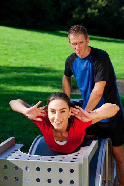 Frau - Fitness mit Personal Trainer