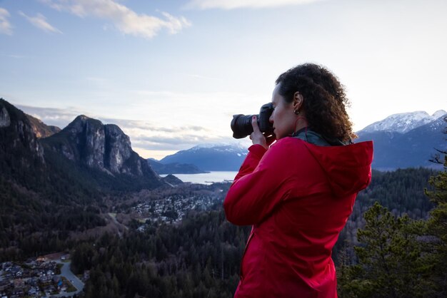 Foto frau fotografiert auf dem berg gegen den himmel