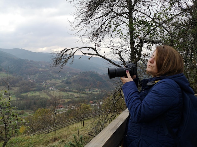 Foto frau fotografiert auf dem berg